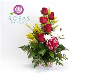 SRP-0295 Arreglo con 5 rosas rojas y crisantemos