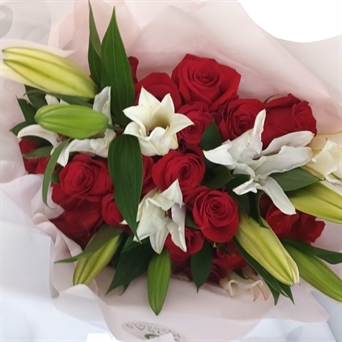 HT-129 MD Bouquet redondo 24 rosas rojas y lirios